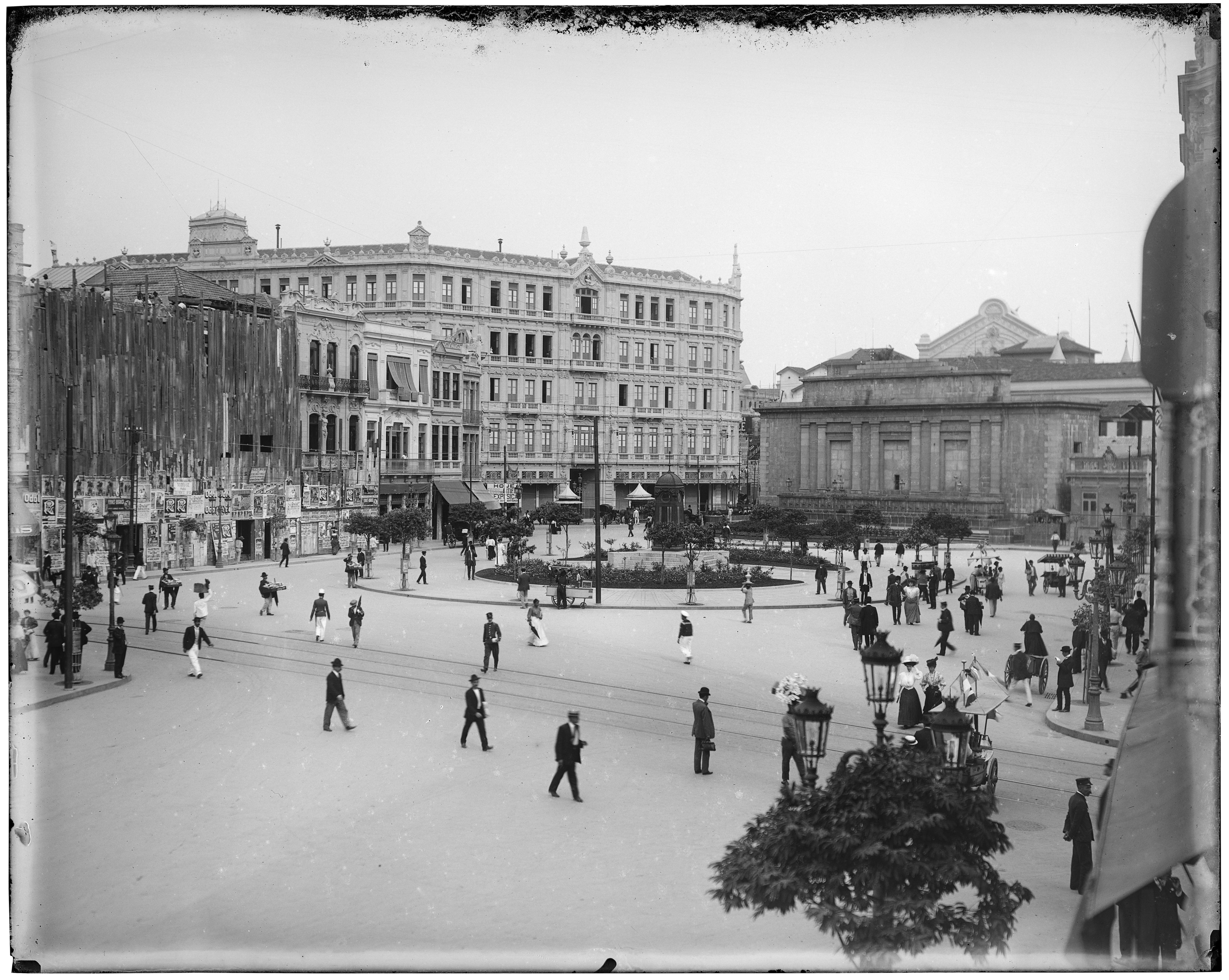 Largo da Carioca com o Chafariz de 35 bicas; ao fundo, à esquerda, o Hotel Avenida