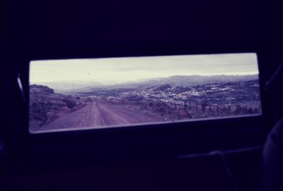 Vista da janela traseira do carro