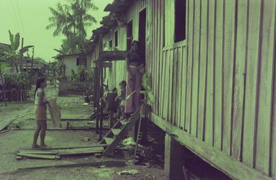 Edna de Cássia e sua família em sua casa