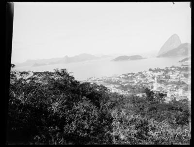 Catete, Flamengo, Largo do Machado, Botafogo e Pão de Açúcar; tomados do Morro Nova Cintra (Tavares Bastos)