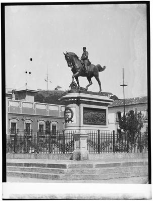 Monumento em homenagem ao General Osório, estátua equestre, em frente ao Paço Imperial