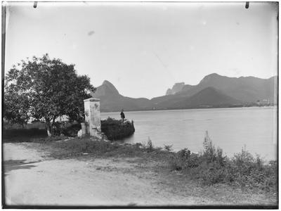 Vista do morro Dois Irmãos e da Pedra da Gávea, tomada da Lagoa Rodrigo de Freitas, na altura da Fonte da Saudade