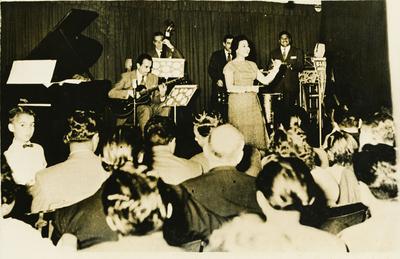 Dolores Duran ao microfone