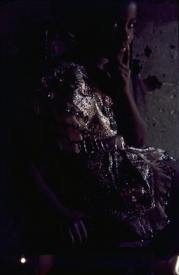 Série Mangueira - Mangueirense em traje verde e rosa