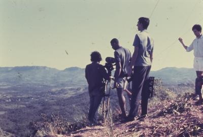 Hermano Penna à esquerda, filmando