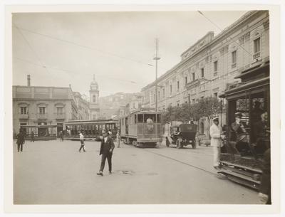 Praça XV de Novembro, edifício da Sociedade de Geografia (à direita) e, ao fundo, o Morro do Castelo