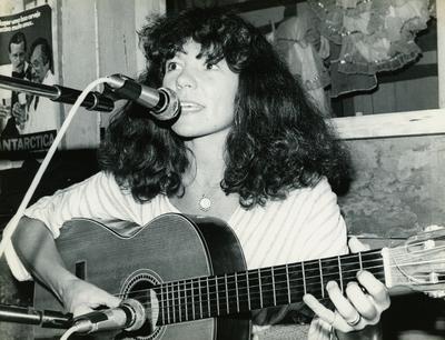 Elba Ramalho ao microfone com o violão