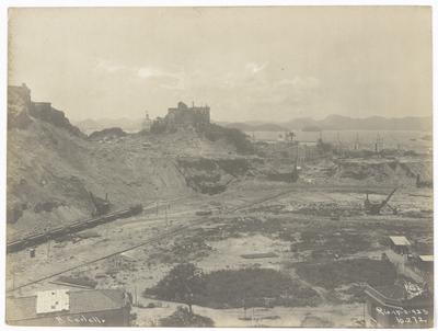 Ruínas do Morro do Castelo; ao fundo, pavilhões da Exposição Internacional de 1922