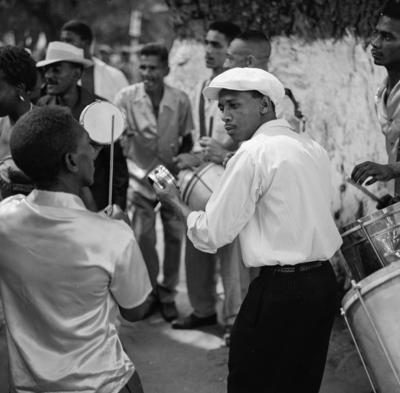 Integrantes da bateria no ensaio na Mangueira