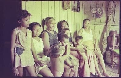 Edna de Cássia e sua família em sua casa