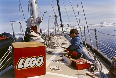 Igor Belli brinca com brinquedos LEGO