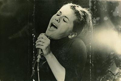Elis Regina ao microfone