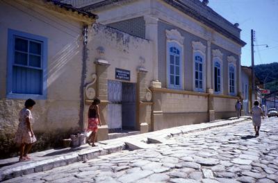 Aspectos da rua e da fachada da Faculdade de Filosofia de Goiás