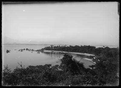 Vista da chácara dos Coqueiros, no final da Praia Pintor Castagneto, a partir do Morro de São Roque
