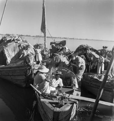 Marcel Gautherot documentando carrancas nas proas dos barcos do rio São Francisco