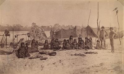 Acampamento indígena às margens do Rio Araguaia