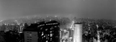 Vista panorâmica noturna a partir do edifício Itália. À esquerda o edifício Copan, e à direita o edifício Ipiranga 165.