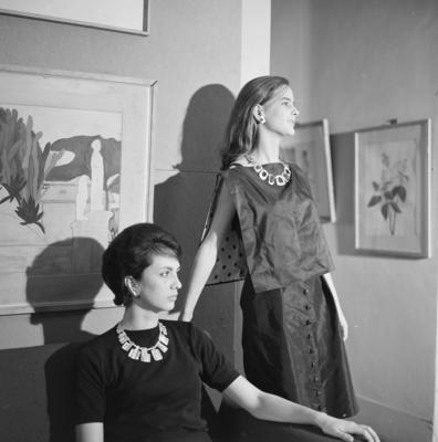 Modelo posando com jóias criadas pelos irmãos Haroldo e Roberto Burle Marx