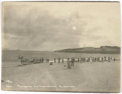 Pescadores na praia de Copacabana