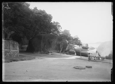 Cruzamento da praia dos Tamoios com a descida da rua Maestro Anacleto e a subida do morro do Buraco, na direção do Preventório Rainha Dona Amélia