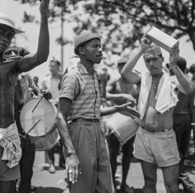 Desfile de blocos no Banho de Mar à Fantasia