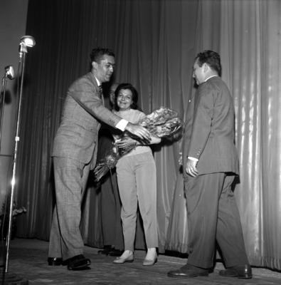 Rômulo Paes (à esquerda) e Herivelto Martins (à direita), entre outros