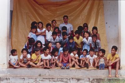 Alunos da escola rural com o professor Celso Oliveira