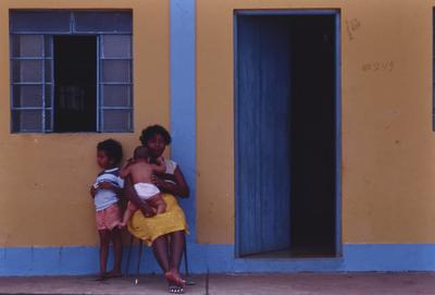 Pessoas não identificadas em frente à casa