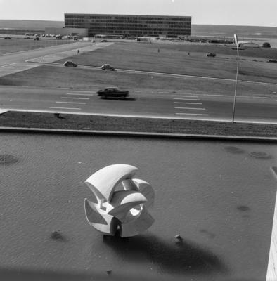 "O Meteoro", escultura de Bruno Giorgi, no Palácio dos Arcos ou Palácio Itamaraty