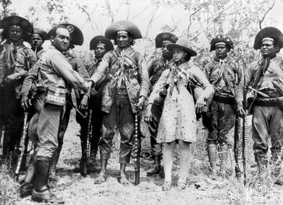 Lampião, Maria Bonita, o fotógrafo Benjamin Abrahão e outros cangaceiros