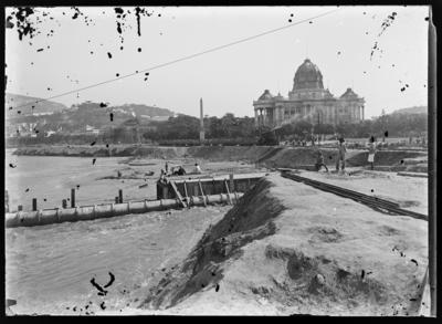 Praia de Santa Luzia; ao fundo, o Palácio Monroe
