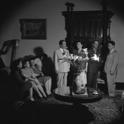 Gabriella Besanzoni Lage e seus convidados durante sarau