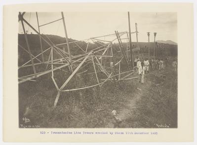 Torres de linha de transmissão de anergia destruídas por tempestade