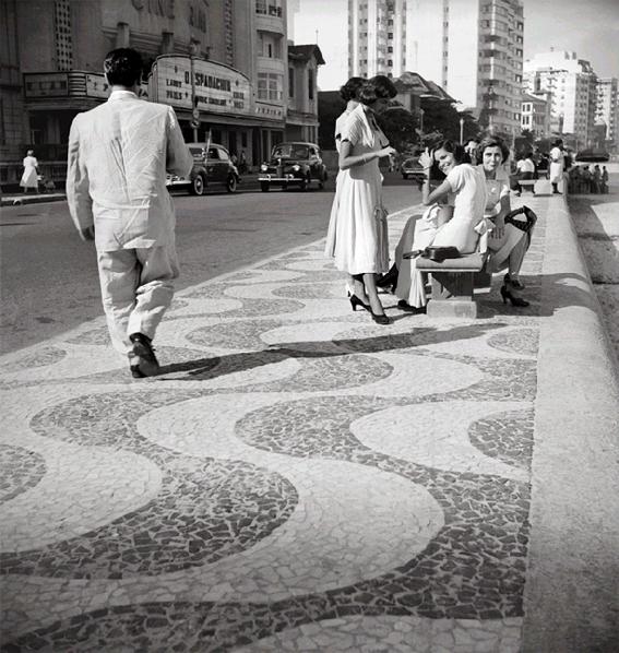 Brotinho Ivanira e grupo de moças no calçadão de Copacabana, vendo-se ao fundo o cinema Rian