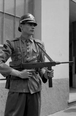 Policial em guarda após vitória de Jânio Quadros para o governo do Estado de São Paulo