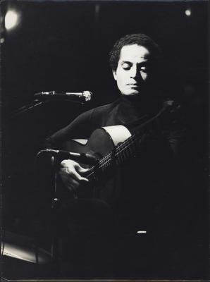 Baden Powell ao microfone com o violão