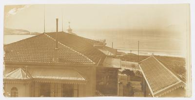 Residência da família Barreira Vianna; ao fundo, a Pedra do Arpoador e as Ilhas Cagarras