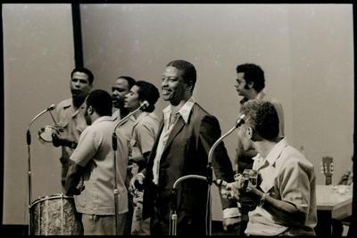 Xangô da Mangueira ao microfone