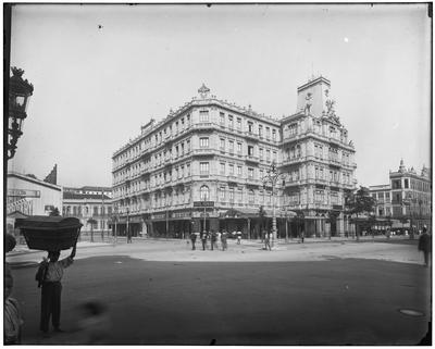 Hotel Avenida, e o edifício da Imprensa Nacional em segundo plano