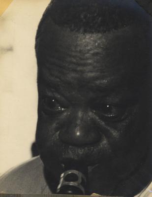 Pixinguinha com o saxofone