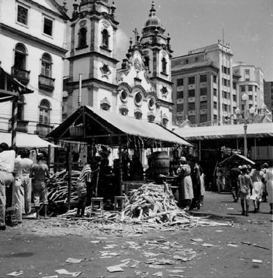 Comércio ambulante durante o carnaval em frente à Igreja Matriz do Santíssimo Sacramento de Santo Antônio