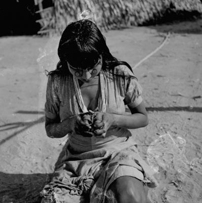 Mulher do povo Karajá confeccionando bonecas de cerâmica chamadas  Ritxòkò