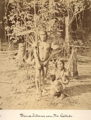 Indígenas Ticuna às margens do rio Caldeirão, afluente do Amazonas