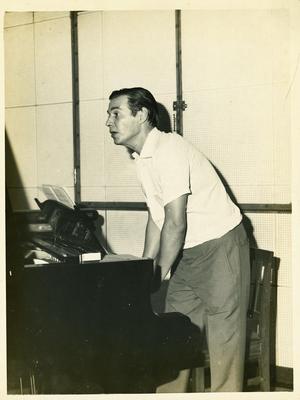 Tom Jobim ao piano