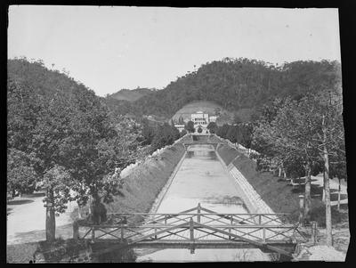 Avenida Koeler, antiga rua D. Afonso, ao fundo o Hotel Orléans