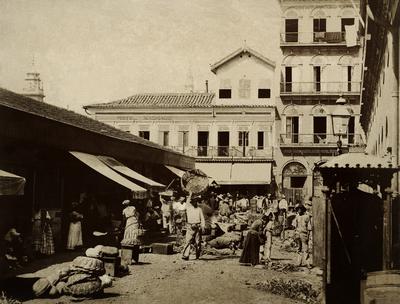 Mercado da Praia do Peixe; ao fundo, o Hotel Machado, na Rua do Ouvidor com a Rua Clapp (atual Orla Prefeito Luiz Paulo Conde)