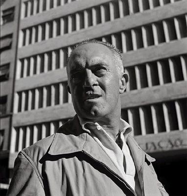 O pintor Alberto da Veiga Guignard em frente ao prédio da Associação Brasileira de Imprensa