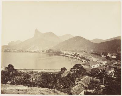 Panorama da Praia de Botafogo; ao fundo, Morro do Corcovado e Pedra da Gávea