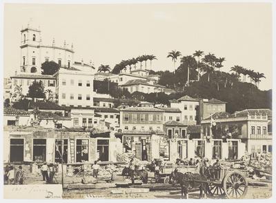 Demolição do mercado da Glória; ao fundo, o Outeiro da Glória