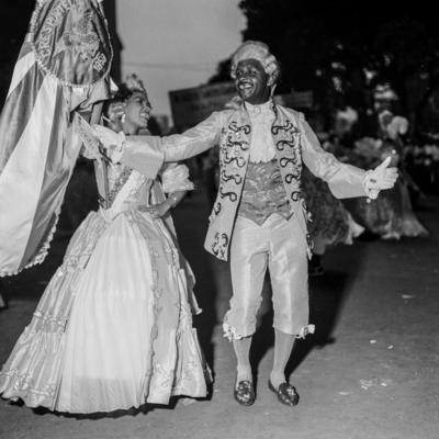 A porta estandarte Vilma e o mestre-sala Ari no desfile da escola de samba Portela